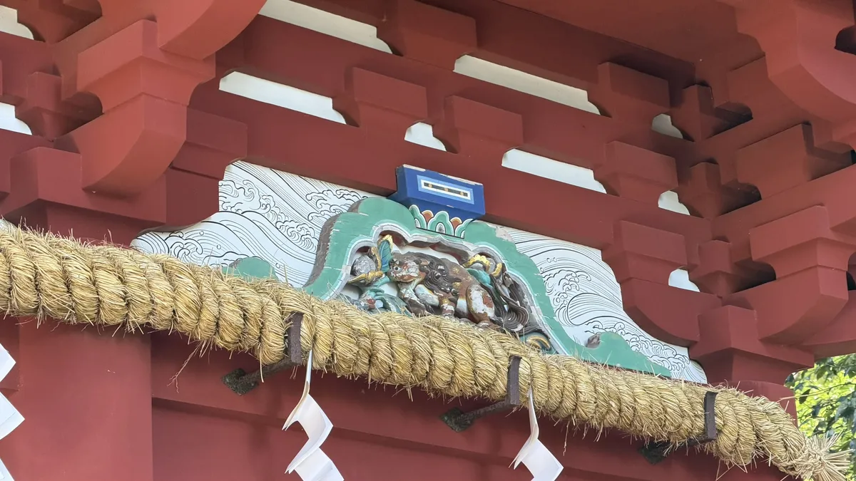 The large straw rope hung on the Romon gate with painted carving above it