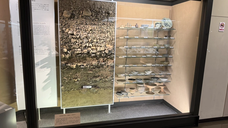地層断面と出土品を組み合わせた常設展示