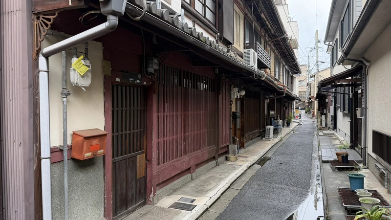 京都市考古資料館付近の西陣の町並み