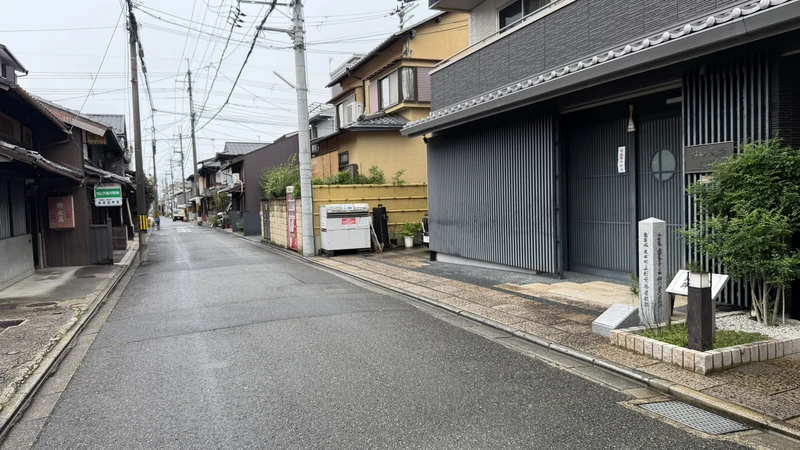 上杉景勝屋敷跡の石標とその周囲の通り