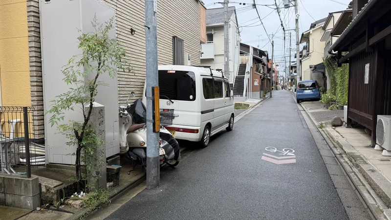 黒田如水邸址の石標と、周囲の通り