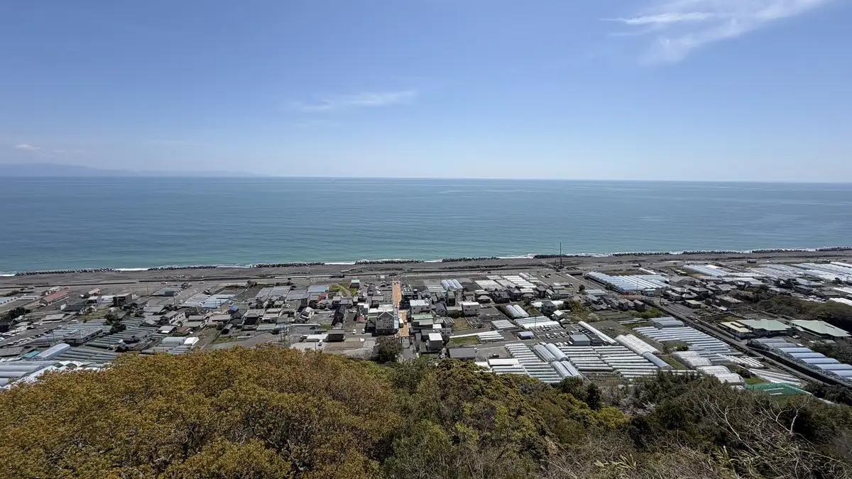 A wide view from the hilltop over the town below and Suruga Bay