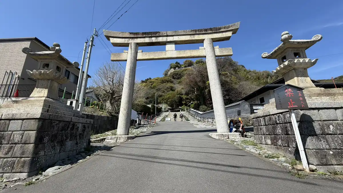 The stone torii at the foot of Kunozan photographed from the front