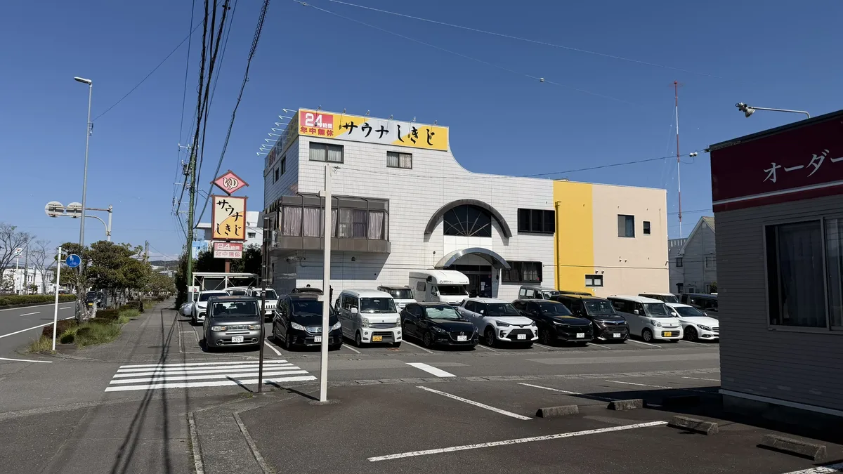 The building and car park of Sauna Shikiji in Shikichi, Suruga Ward, Shizuoka, seen from the road