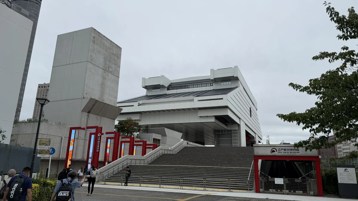 正面階段と赤いゲート越しに見た江戸東京博物館