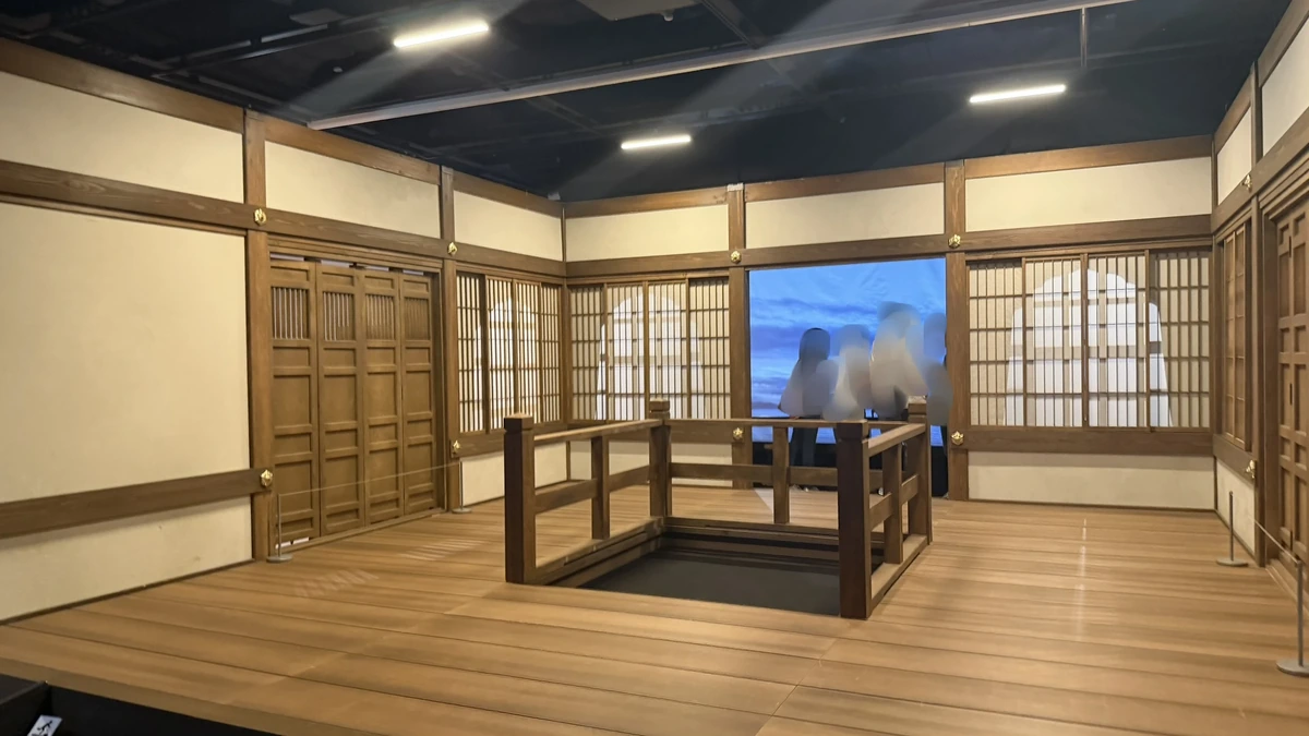長浜城の城内を再現した実物大の展示空間と大型映像