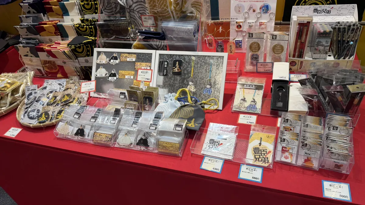 特設ショップの商品棚の様子