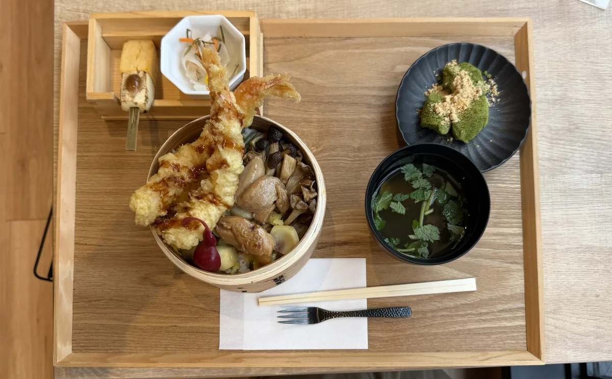 真上から撮影した「豊臣兄弟!」展コラボの2色せいろ飯 兄弟御膳