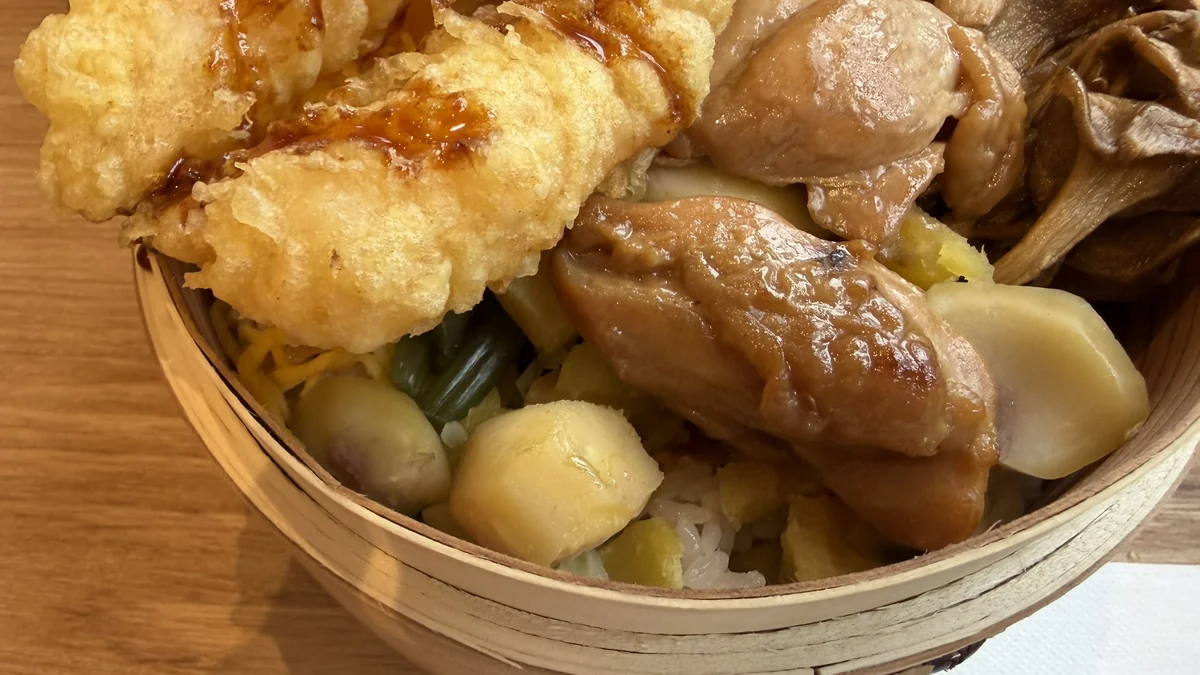 海老天と鶏の照り焼きを盛り合わせた2色せいろ飯の接写