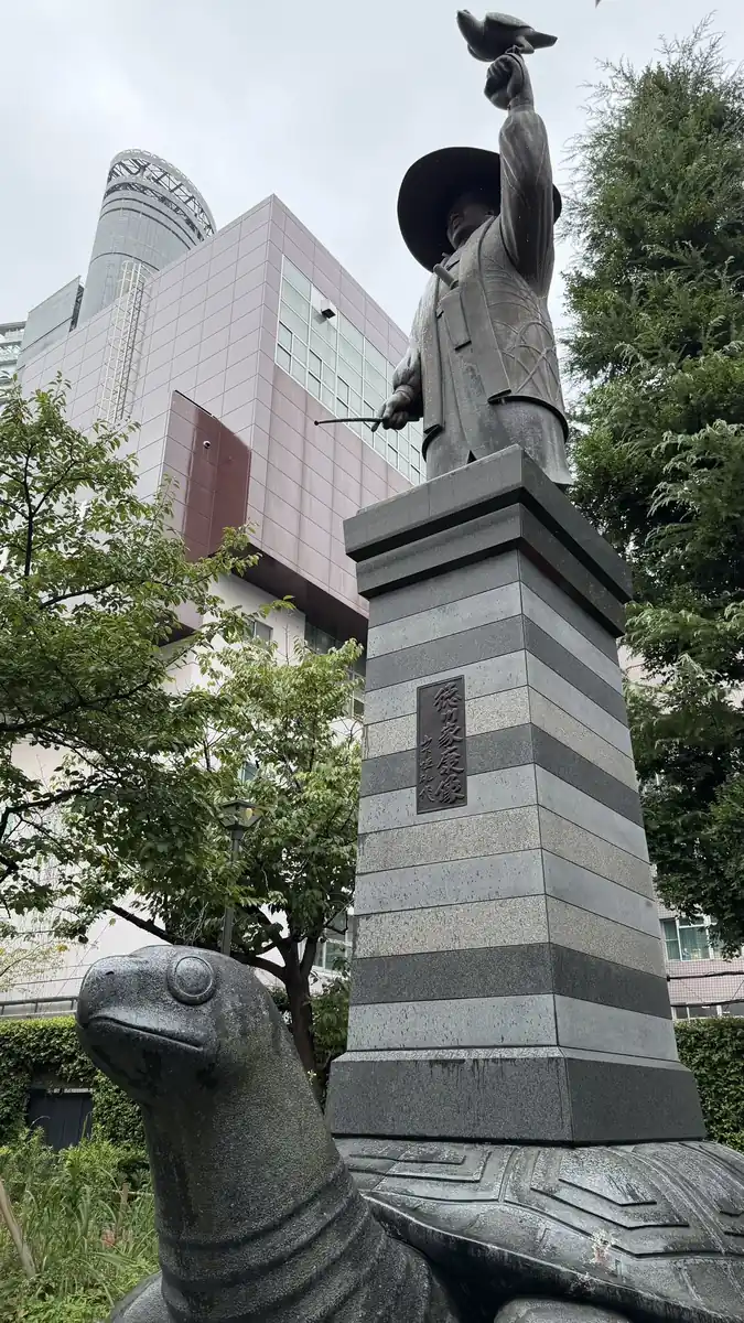 鷹狩姿の徳川家康像を別角度から撮影した写真