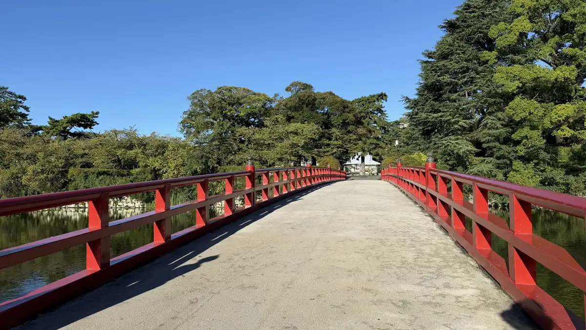 Manabi-bashi, a red-lacquered bridge over the Ninomaru water moat