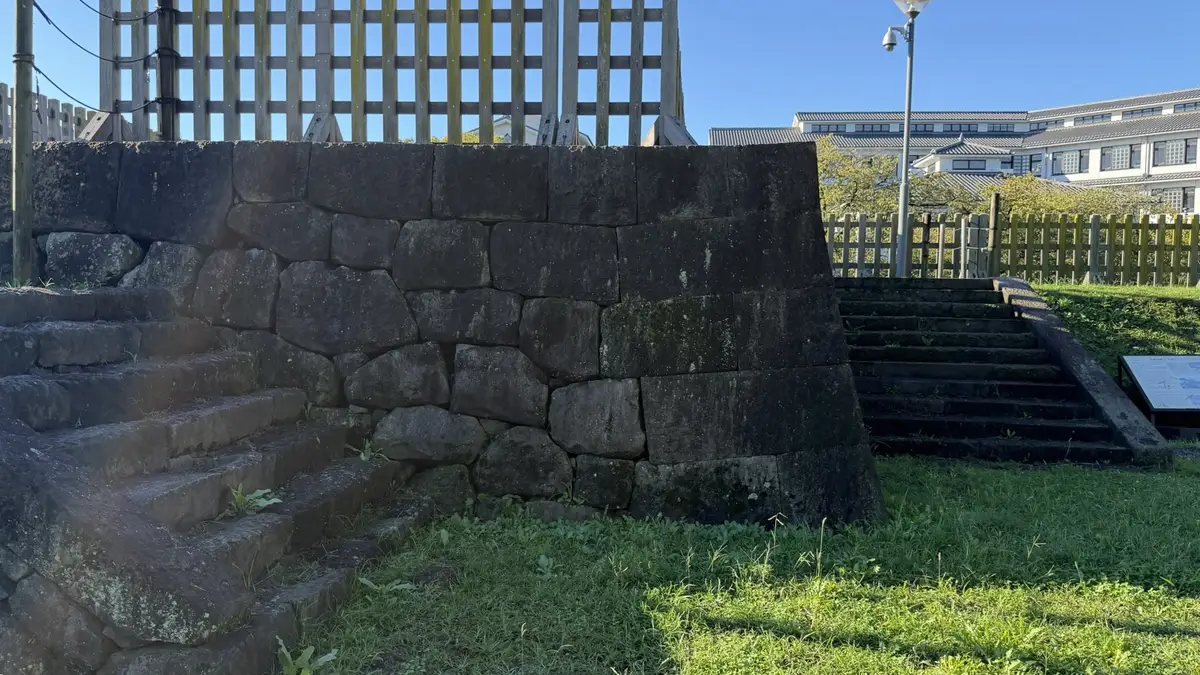 Remains of a twin-turret base in the Umaya-kuruwa enclosure