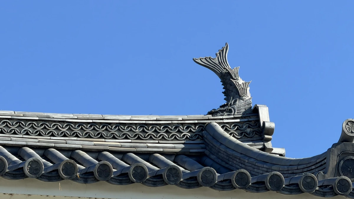 Roof tiles of the Tokiwagi Gate