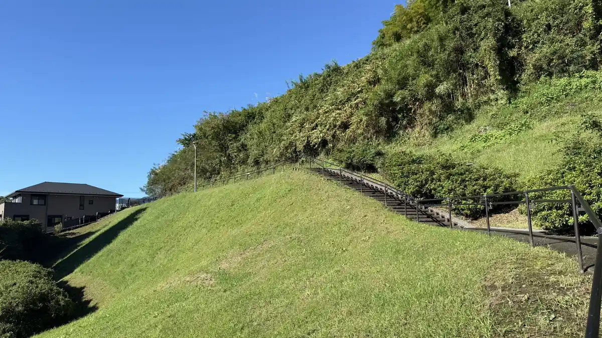 Grass-covered earthen wall slope of the Hachimanyama East Enclosure