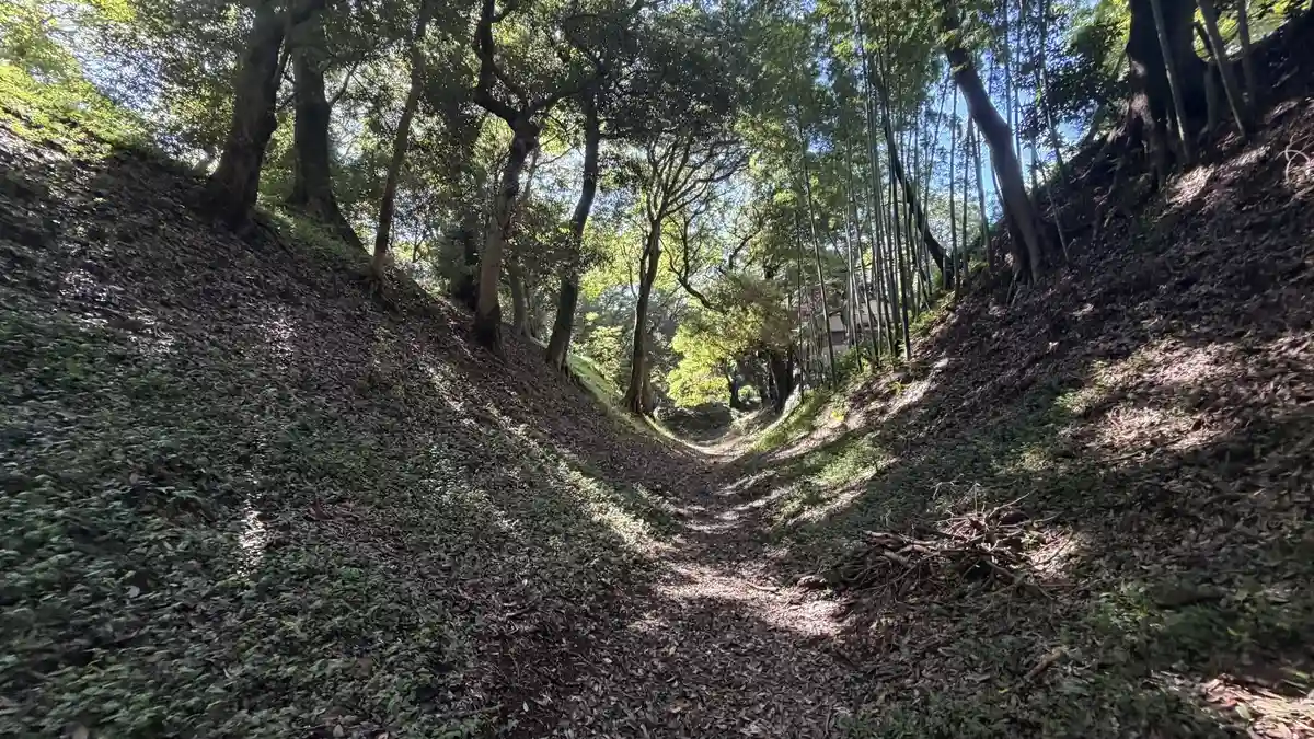 Steep slopes closing in on both sides of the east moat