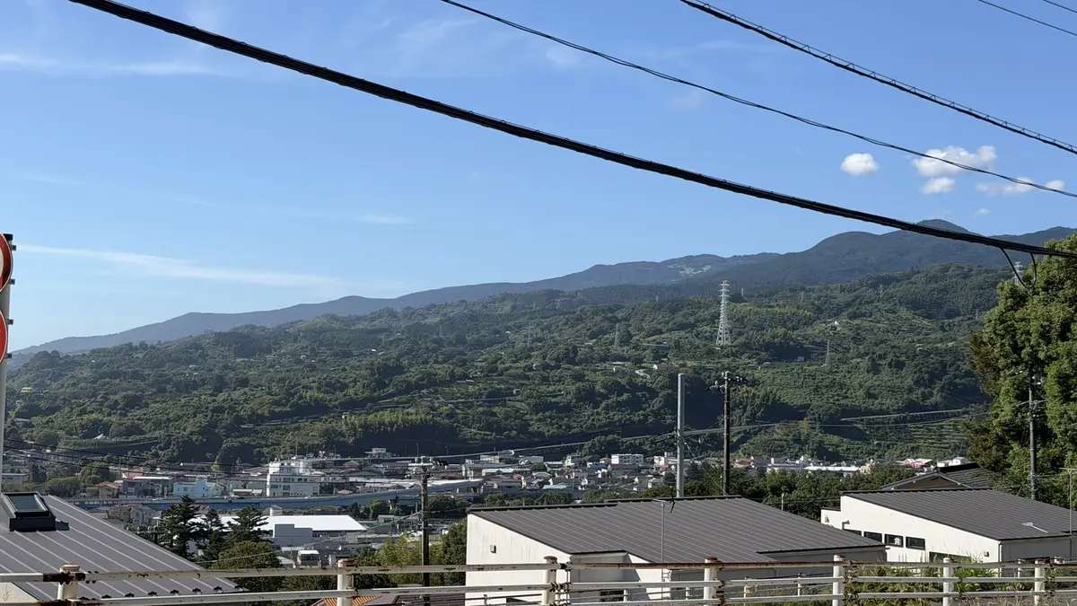 Houses and the mountains toward Hakone seen from near Okanenodai