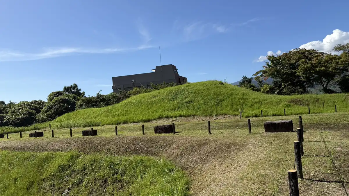 Grass-covered rise of the Shinbori rampart and a footpath