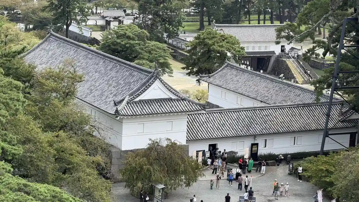 Tokiwagi Gate roofs and the honmaru seen from the top of the keep