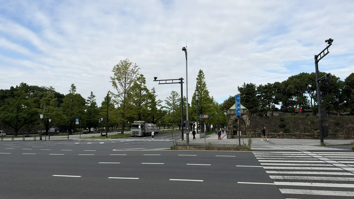 皇居外苑側を望む横断歩道