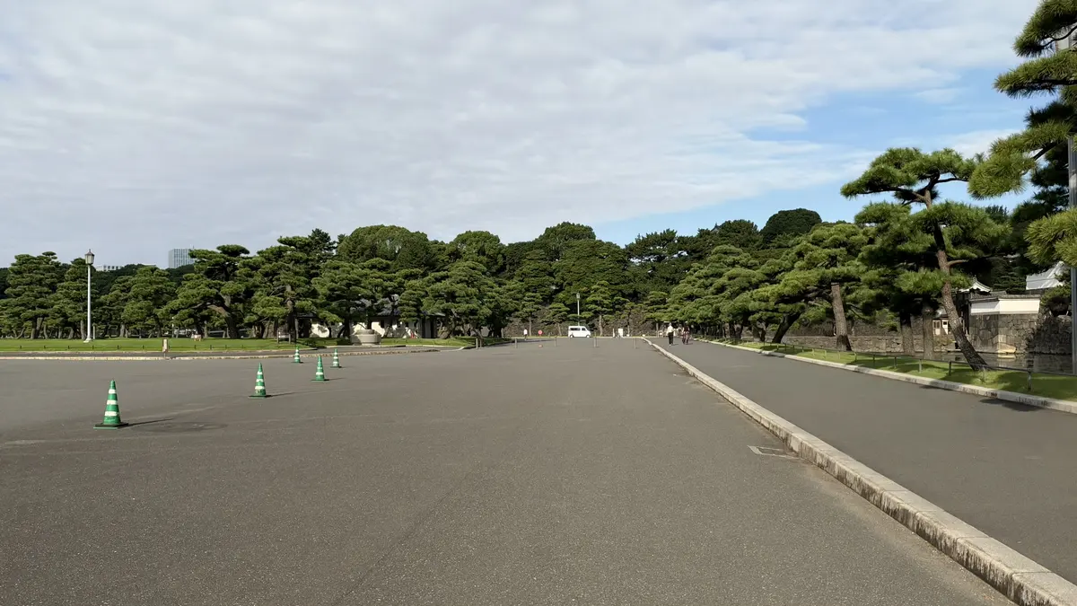 桔梗門へ向かう広い道