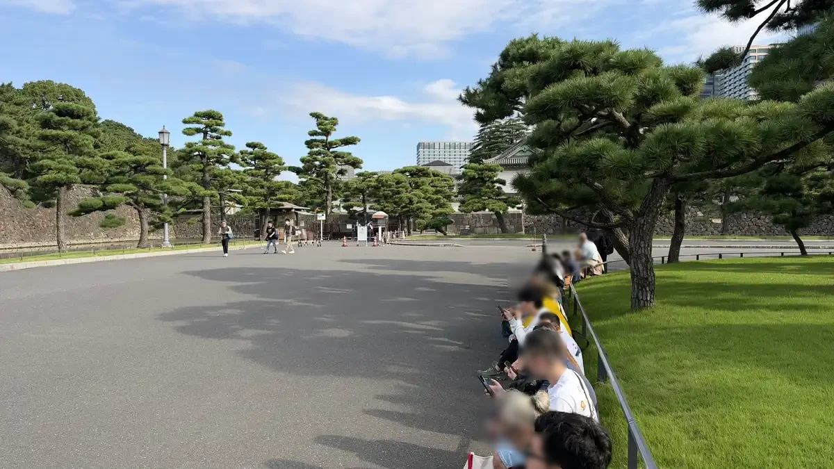 桔梗門前で待つ参観者