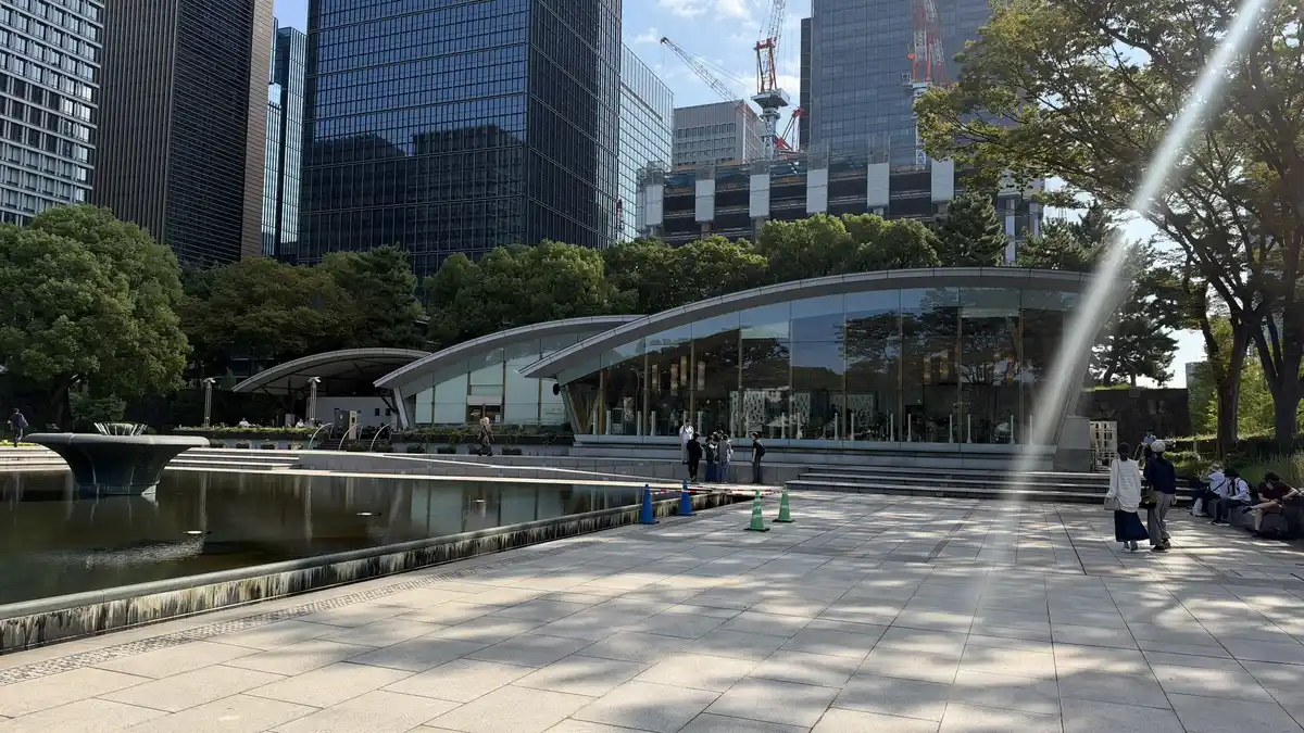 和田倉噴水公園のカフェ建物