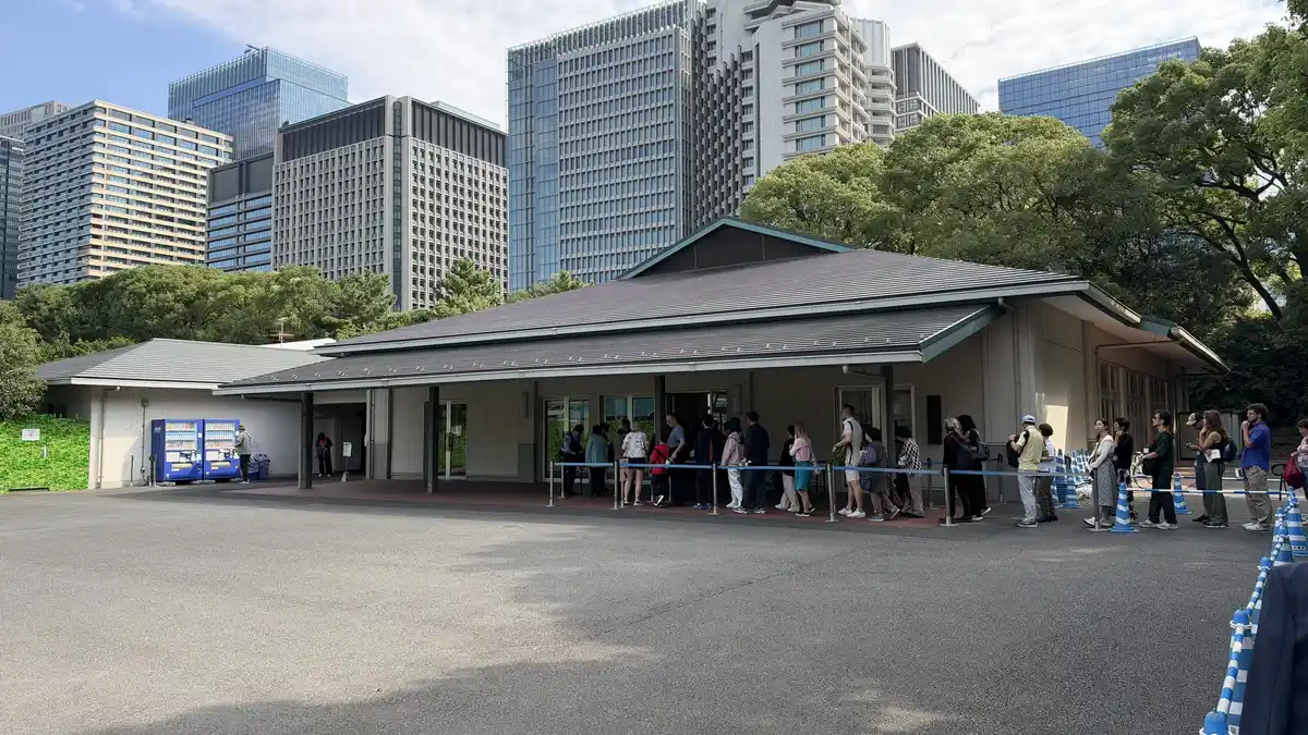 窓明館の外観と入館待ちの列