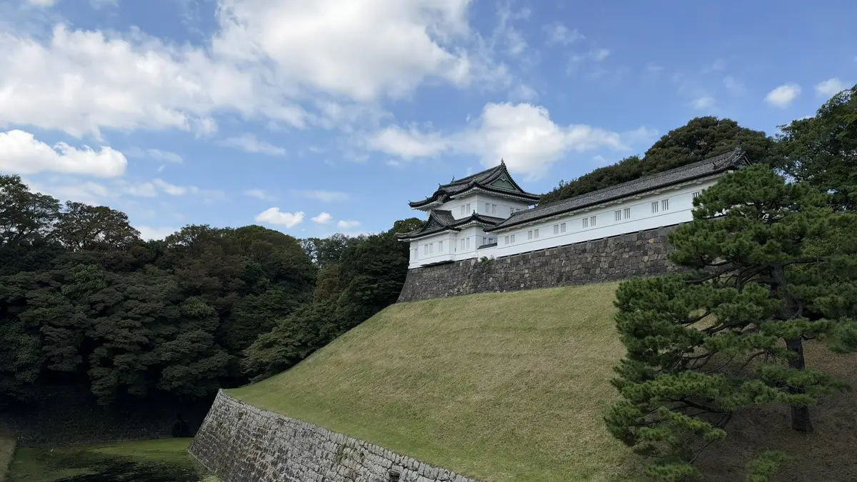 二重橋濠側の斜面と伏見櫓