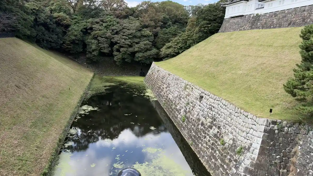 正門鉄橋下の濠と斜面