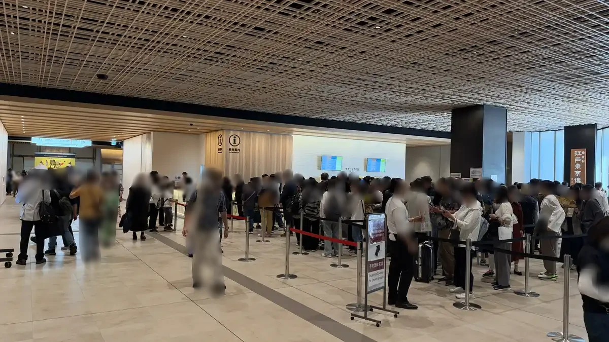 延伸到江戶東京博物館大廳的排隊人潮