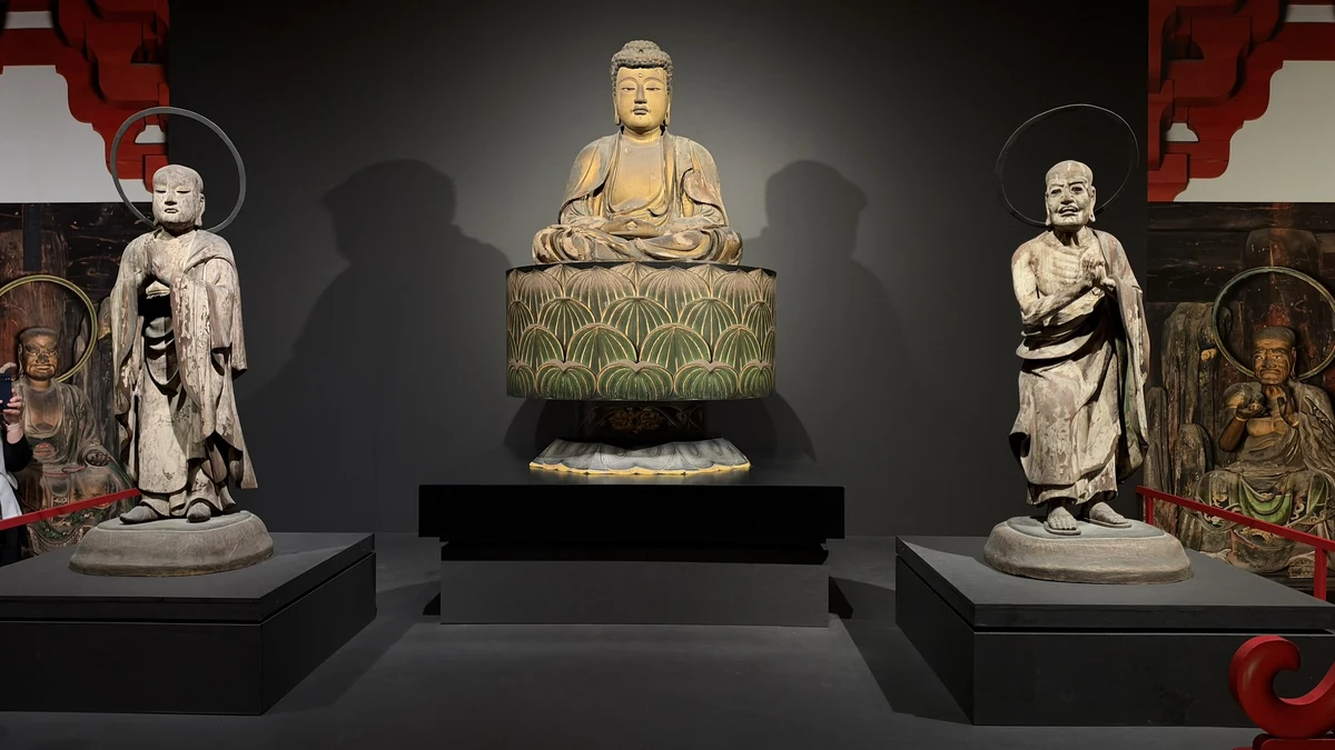 A frontal view of Shakyamuni flanked by Ananda and Kashyapa in the Daitokuji exhibition