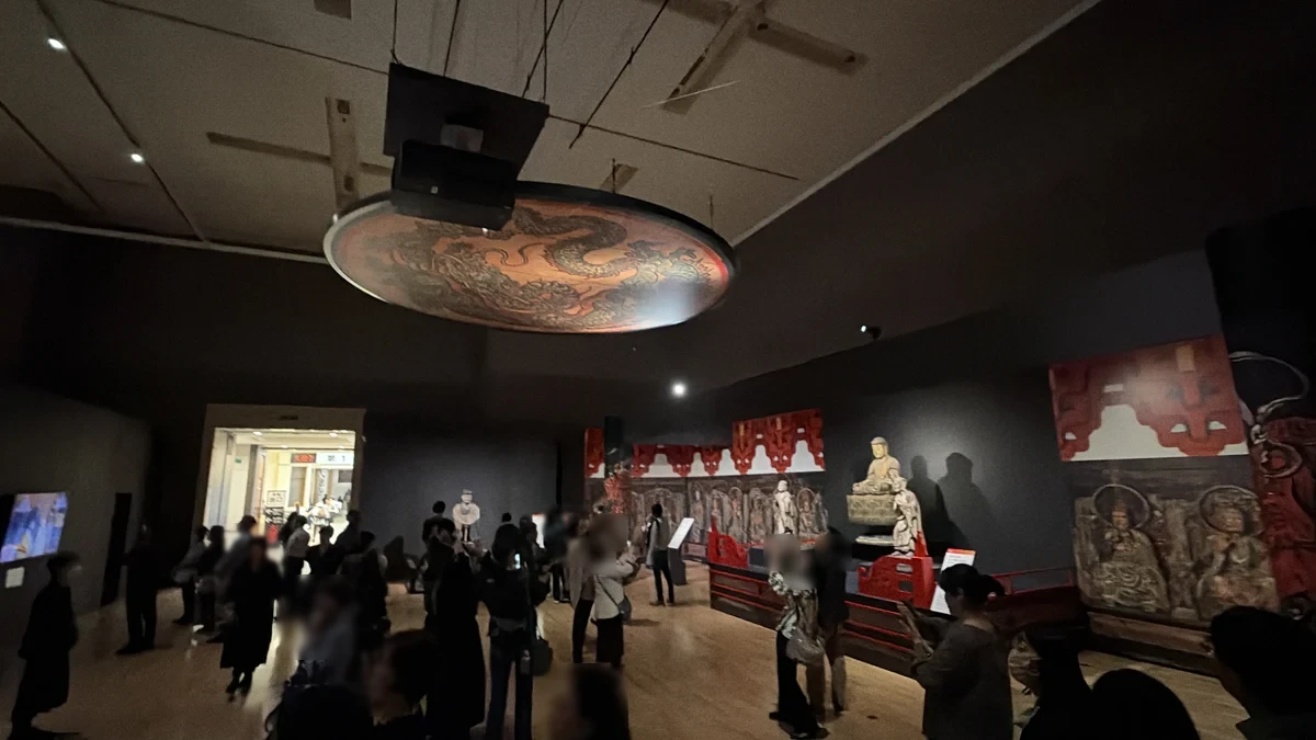 A wide view of the final gallery, with the dragon reproduction, Buddhist statues and Sen no Rikyu