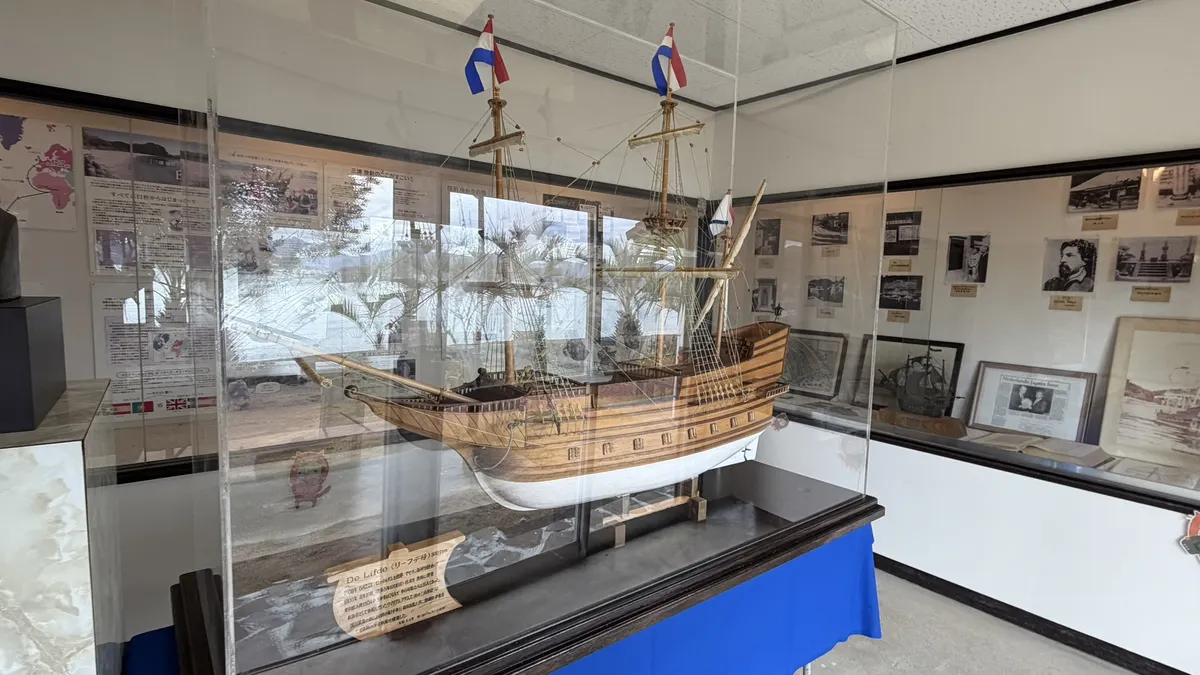 De Liefde model in a display case