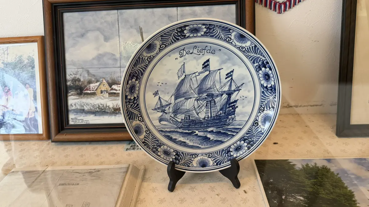 Blue and white plate depicting De Liefde
