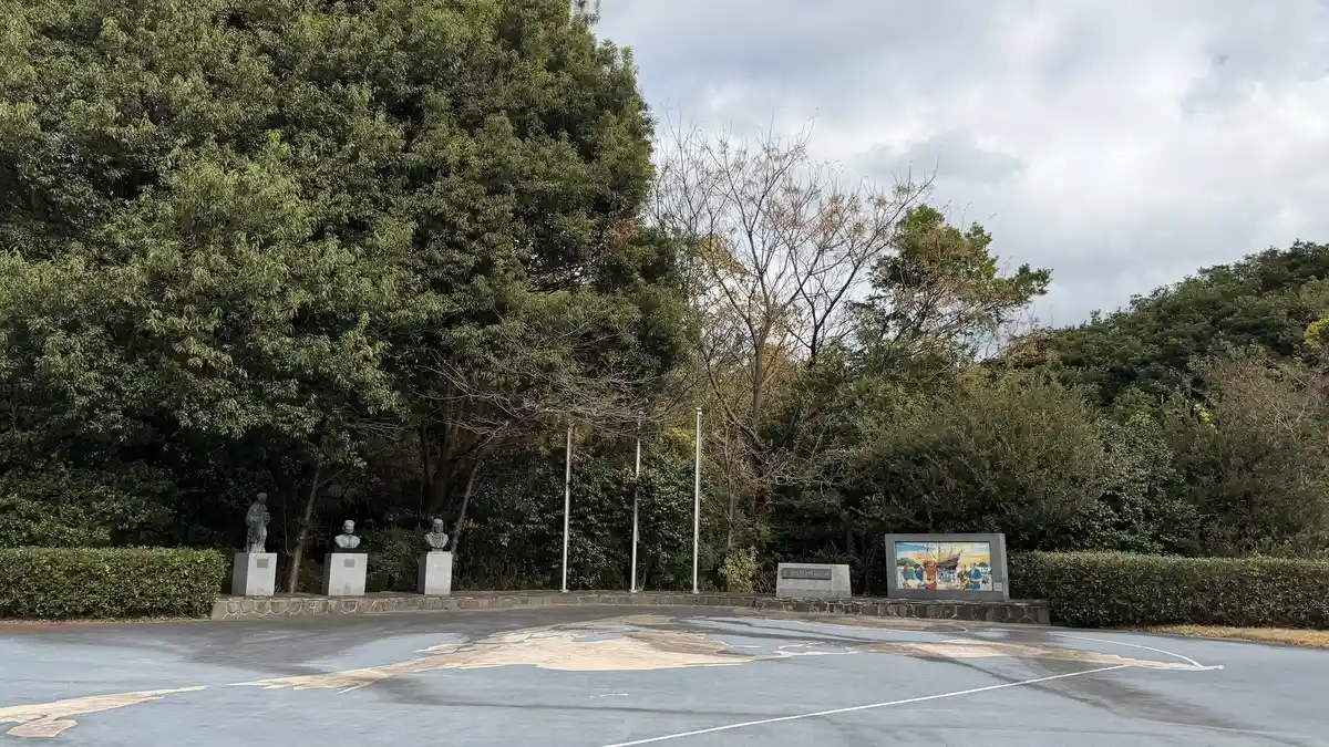 Statues and pictorial monument in the park