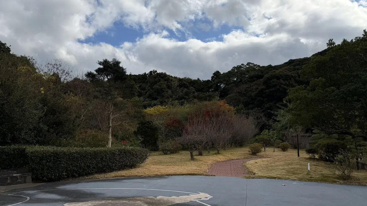 Path from the memorial grounds into the trees