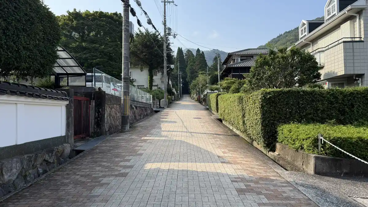 The way to Zuiho-ji Park: a paved slope leading uphill from the town.