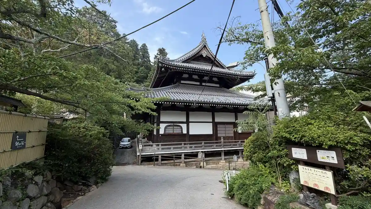 Gokurakuji's grounds: the halls and garden trees seen from the alley.
