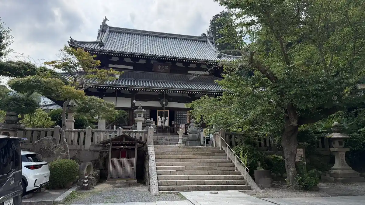 Onsen-ji: the main hall beyond steps and a lantern.