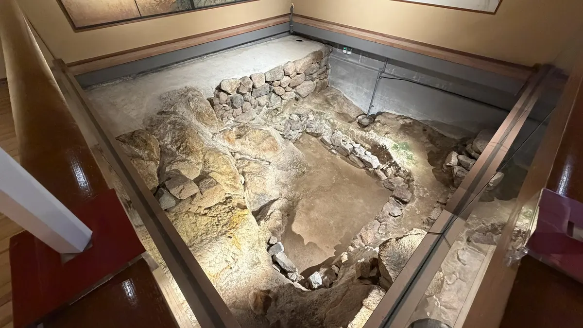 Rock-bath remains: the whole excavated area preserved beneath the exhibition floor.