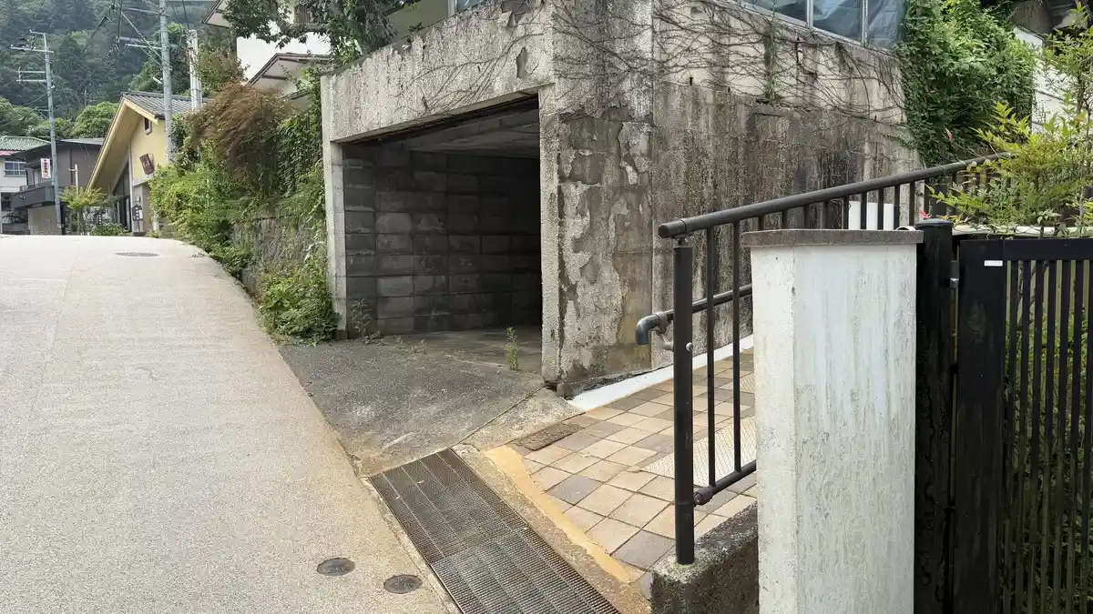 Near the entrance to Gokuraku Spring: a slope beside a stone structure.