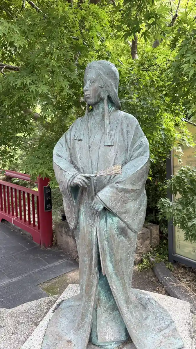 The Nene statue against greenery, in a close portrait shot.